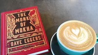 Secangkir kopi dengan hiasan latte art memang sangat pas jadi teman baca buku. Foto: Instagram @jason_mraz