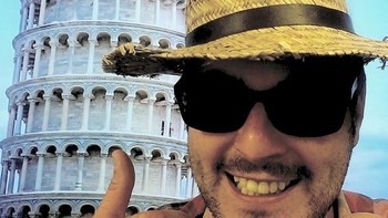 Foto ini mungkin saja bukan Photoshop, melainkan selfie dengan latar belakang layar komputer bergambar menara Pisa. Foto: The Travel