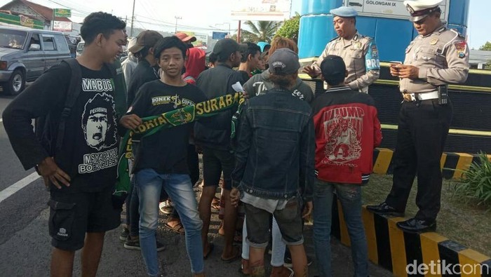 Polisi Halau Bonek Tak Ber-KTP Menyeberang Ke Bali