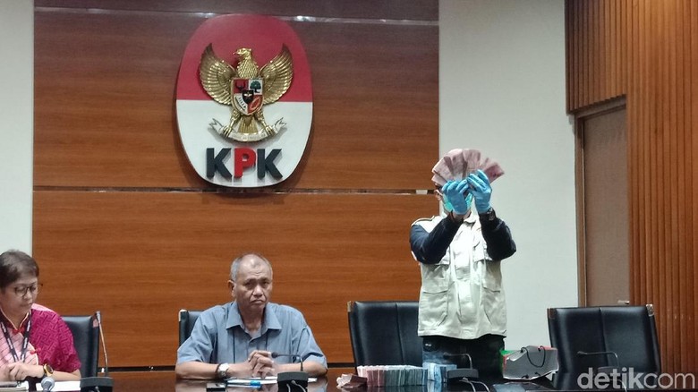 KPK: Bupati Pakpak Bharat Diduga Terima Duit Rp 550 Juta KPK: Bupati Pakpak Bharat Diduga Terima Duit Rp 550 Juta