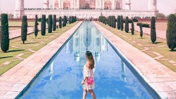 Foto dari seleb internet Amelia Liana ini belakangan diketahui palsu karena ada beberapa bagian Taj Mahal yang tidak cocok serta sepinya situasi yang biasanya sangat ramai. Foto: The Travel