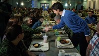 Unggahan Justin sering ditunggu lebih dari 2 juta followers-nya di Instagram. Ia kerap melakukan kegiatan sosial seperti merencanakan program pensiun yang baik untuk keluarga veteran Kanada. Foto: Instagram justinpjtrudeau