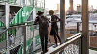 Perusahaan arsitektur LOT-EK yang mendesain bangunan 6 lantai itu. Istimewa/Curbed.