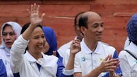 Menteri BUMN Rini Soemarno didampingi Wakil Menteri ESDM Arcandra Tahar menyapa peserta jalan sehat, Minggu (18/11/2018).