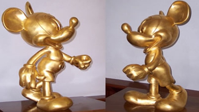 Inilah memorabilia Mickey Mouse paling mahal yang pernah dijual. Patung emas Mickey Mouse ini terbuat dari 45 kilogram emas 24 karat, dengan tinggi 60 cm. Patung yang diberi nama Celebration Mickey – 100 Golden Years of Magic ini dibuat untuk merayakan ulang tahun Walt Disney ke-100. Patung ini terjual 3,5 juta Euro atau sekitar Rp 58 miliar. Foto: Dok. Catawiki