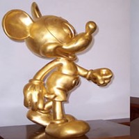 Inilah memorabilia Mickey Mouse paling mahal yang pernah dijual. Patung emas Mickey Mouse ini terbuat dari 45 kilogram emas 24 karat, dengan tinggi 60 cm. Patung yang diberi nama Celebration Mickey – 100 Golden Years of Magic ini dibuat untuk merayakan ulang tahun Walt Disney ke-100. Patung ini terjual 3,5 juta Euro atau sekitar Rp 58 miliar. Foto: Dok. Catawiki