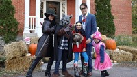 Ini bukti kompaknya keluarga Justin. Bersama sang istri yaitu Sophie Grégoire Trudeau dan 3 anaknya, Justin rayakan Halloween dengan labu-labu kuning. Foto: Instagram justinpjtrudeau
