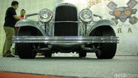 Beberapa pengunjung melihat-lihat mobil modifikasi Ford Hot Rod 1932.