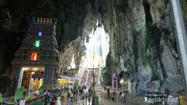 Kemegahan Bukit Kapur Berwarna-warni di Batu Caves, Malaysia Kemegahan Bukit Kapur Berwarna-warni di Batu Caves, Malaysia