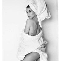 Sejak terjun ke dunia modelling, Hailey Baldwin sudah mampu tampil memikat dengan berbagai pesonanya. Termasuk ketika dia melakukan pemotretan memakai handuk untuk foto Towel Series karya fotografre Mario Testino. Foto: Dok. Instagram