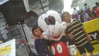 Meski sudah berusia 90 tahun, Mickey Mouse yang selalu muda tetap disayangi penggemarnya bukan? Selamat ulang tahun Mickey Mouse yang ke-90 tahun. Foto: Hanif Hawari/ detikHOT