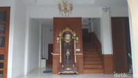 Ada koridor mewah dengan pilar besar yang yang langsung menuju area kolam renang. Foto: Hanif Hawari/ detikHOT