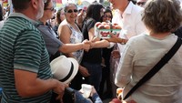 Pria yang hobi pakai kemeja ini terlihat bahagia bersalaman dengan warga. Tak lupa ia membawa sekotak peach segar di tangannya. Foto: Instagram justinpjtrudeau