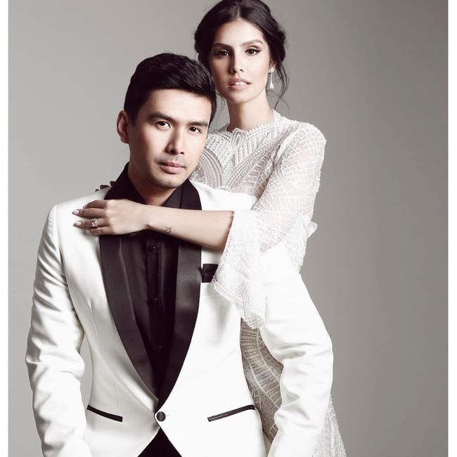 Jadi model majalah Metro Weddings, keduanya kompak berbusana putih. Foto: Instagram/@xtianbautista, @katramnani
