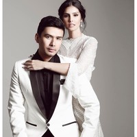 Jadi model majalah Metro Weddings, keduanya kompak berbusana putih. Foto: Instagram/@xtianbautista, @katramnani