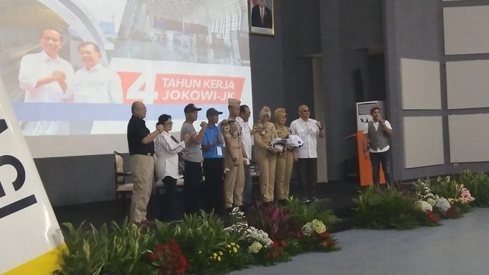 Bikin Kuis di Diklat STPI, Menhub Bagi 5 Ponsel dan 10 Helm