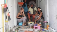 Aktor berusia 40 tahun ini, dari dulu memang hobi meracik jamu. Ini posenya saat belajar membuat jamu tradisional di Jogja, bersama teman-temannya. Foto: Instagram @alexabbad