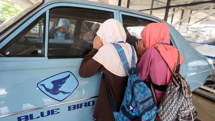 Puluhan siswa SD MKGR mengikuti program Bluebird Peduli yang digelar di TMII, Jakarta. Dalam acara itu, mereka sempat diperkenalkan taksi pertama Bluebird.