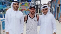 Lionel Messi pada akhir pekan kemarin, Sabtu (17/11) liburan ke Dubai bersama keluarga saat Liga Spanyol libur karena adanya UEFA Nations League. Bersama keluarganya, mereka mendatangi Laguna Waterpark (Instagram/lagunawaterpark)