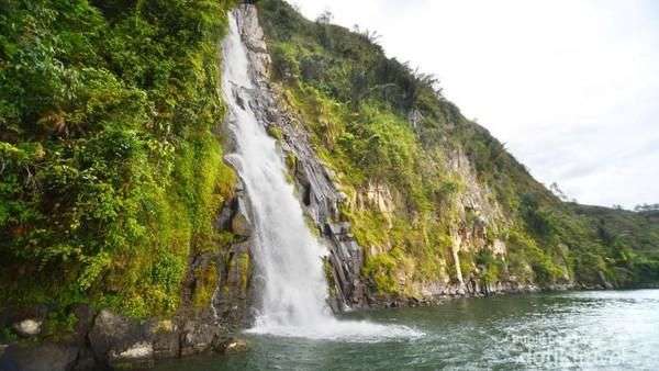 Air Terjun Cantik yang Langsung Mengalir ke Danau Toba Air Terjun Cantik yang Langsung Mengalir ke Danau Toba