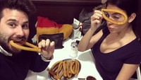 Duh, ternyata Gio menyukai churros. Ia berpose dengan sebuah churros sebelum melahap dan mencocolnya dengan lelehan cokelat. Foto: Instagram georginagio