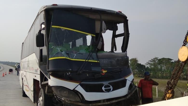Bus Seruduk Truk di Tol Ngawi-Wilangan, 6 Penumpang Terluka Bus Seruduk Truk di Tol Ngawi-Wilangan, 6 Penumpang Terluka