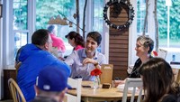 Di Instagram, Justin sering mengunggah foto kesehariannya termasuk saat mengunjung kota-kota di Kanada. Di Prince Rupert ia mampir minum kopi di Cowpuccino. Foto: Instagram justinpjtrudeau