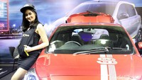 Seorang SPG tersenyum manis di samping mobil modifikasi yang dipamerkan di IMX 2018.
