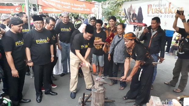 Gaya Hasto Lihat Keris Bareng Djarot dan Bupati Bojonegoro