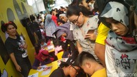 Beberapa anak juga terlihat mengantre untuk dilukis wajahnya dengan seorang makeup artist. Foto: Hanif Hawari/ detikHOT