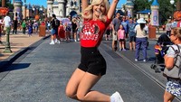 Begini muka gembiranya saat mengunjungi Disneys Magic Kingdom di AS (Instagram/jhennyufc)