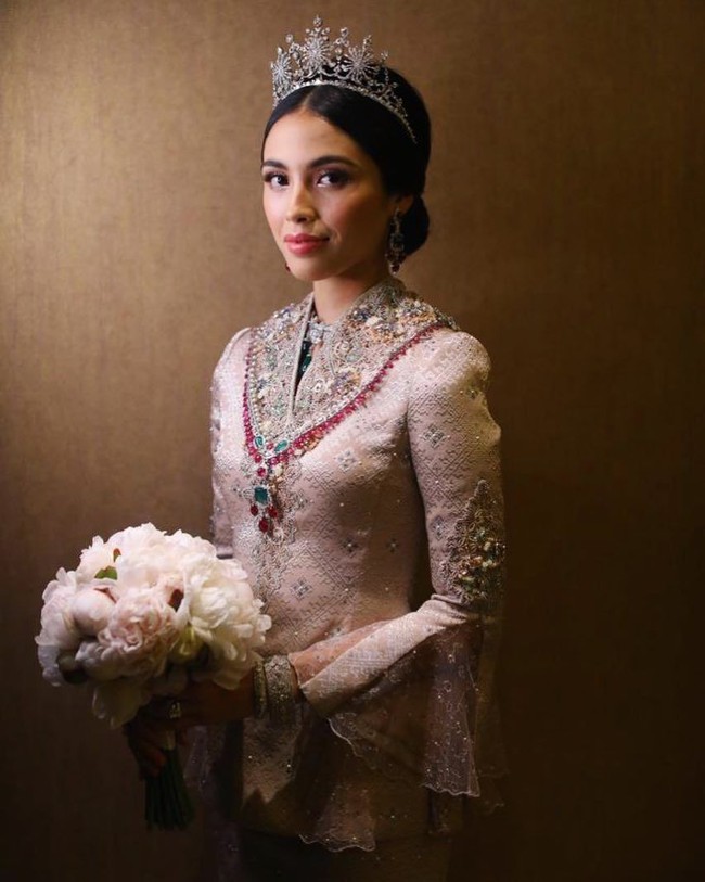Dan inilah penampilan sang mempelai wanita, Tengku Puteri Iman Abdullah. Wanita cantik ini merupakan anak sulung dari Pemangku Sultan Pahang, Tengku Abdullah. Ayah dari Puteri Iman Abdullah merupakan calon pewaris kesultanan Pahang, Malaysia. Foto: Dok. Instagram @imanabdullah