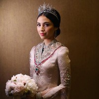 Dan inilah penampilan sang mempelai wanita, Tengku Puteri Iman Abdullah. Wanita cantik ini merupakan anak sulung dari Pemangku Sultan Pahang, Tengku Abdullah. Ayah dari Puteri Iman Abdullah merupakan calon pewaris kesultanan Pahang, Malaysia. Foto: Dok. Instagram @imanabdullah