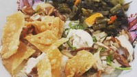 Pengaruh kuliner Cina tampak pada pemakaian kulit pangsit, cakue dan sawi asin. Dalam satu suapan komplet rasanya. Foto: Instagram @anyezyaunita