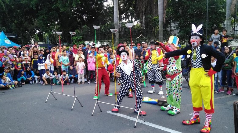 Komunitas Badut Kumpulkan Donasi untuk Penderita Kanker di CFD Komunitas Badut Kumpulkan Donasi untuk Penderita Kanker di CFD