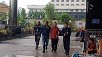 Gayanya tampak sporty, mengenakan jaket sport dan celana jin. Foto: Eva Safitri/detikcom