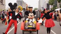 Naik Becak, Mickey Mouse Pakai Batik di Parade Ultah ke-90