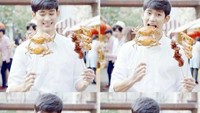  Kim Soo Hyun dengan kaos santai terlihat sedang asyik jajan. Di tangannya pun ada kepiting hingga udang yang dibakar dengan bumbu gurih. Foto: Instagram @kimsoohyun_sooman