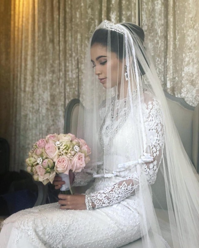 Puteri Iman Abdullah berpose memakai gaun pengantinnya yang indah karya desainer terkenal Malaysia, Rizalman. Foto: Dok. Instagram @imanabdullah