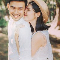Pemotretan bernuansa casual ini tampak manis menampilkan kemesraan Christian Bautista dan Kat. Foto: Instagram/@xtianbautista, @katramnani
