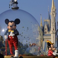 Kami tidak ingin membuatkannya tangan tikus, karena karakternya lebih manusiawi. Lima jari terlihat terlalu besar untuk badannya yang kecil, jadi hanya empat. Dan kalau kamu membuat sarung tangan pada karakter kartun, kamu tidak harus membuat efek kerutan dan garis (pada tangannya, jelas Walt Disney, seperti dikutip dari The Guardian. Foto: Getty Images