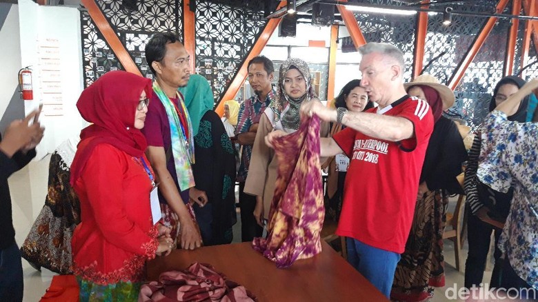 Di Liverpool, Batik Jumputan Surabaya Diberi Merek Red Hot Java Di Liverpool, Batik Jumputan Surabaya Diberi Merek Red Hot Java