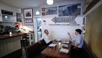 Salah satu momen Justin yang banyak disorot dunia adalah ketika ia berbincang dengan Barack Obama. Mereka duduk santai di sebuah restoran di Montreal. Foto: Instagram justinpjtrudeau
