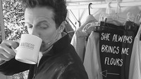 Lagi-lagi, Jason Mraz sedang menikmati kopi yang hangat sebelum mulai beraktifitas. Foto: Instagram @jason_mraz