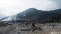 Selain kawah, di objek wisata ini juga terdapat beberapa spot selfie dan motor cross. Hal ini, menjadi daya tersendiri bagi wisatawan. Kamu sudah pernah ke sini? (Uje Hartono/detikTravel)