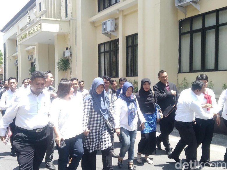 Baiq Nuril Melawan Balik Baiq Nuril Melawan Balik