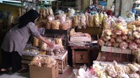 Jejeran aneka kerupuk oleh-oleh khas Cirebon. Titiek Soeharto kalau bawa uang Rp 50.000 bisa belanja banyak di sini (Sudirman/detikTravel)