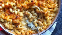 Kabarnya mac and cheese sudah ada sejak tahun 1700-an. Banyak orang menyukai paduan empuknya makaroni dengan balutan saus keju yang creamy. Foto: Instagram food_porn