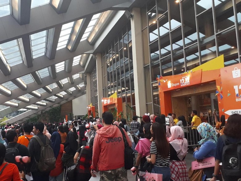Tak Sabar Bertemu BLACKPINK, Fans Paksa Masuk Venue Konser Tak Sabar Bertemu BLACKPINK, Fans Paksa Masuk Venue Konser