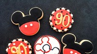 Asal kreatif, Mickey bisa juga dibuat cookies. Nah cookies yang ini sengaja dibuat untuk merayakan ulang tahun tikus menggemaskan ini. Happy Birthday Mickey! Foto : instagram @superlaurat